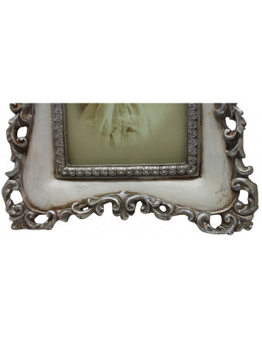 Portafoto da appoggio verticale/orizzontale in resina finitura argento e bianca anticata L19,5xPR3xH24 cm Portafoto da appoggio verticale/orizzontale in resina finitura argento e bianca anticata L19,5xPR3xH24 cm