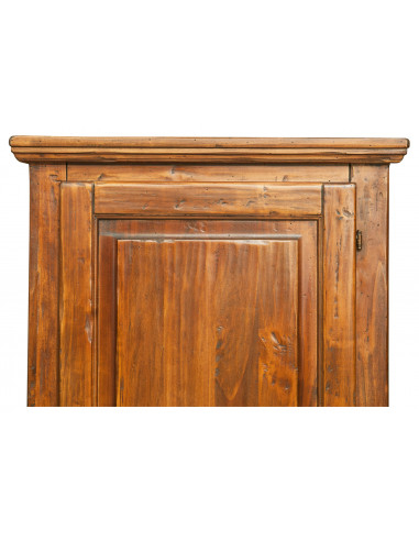 Stipo Country in legno massello di tiglio finitura noce 72x40x173 cm Stipo Country in legno massello di tiglio finitura noce 72x40x173 cm