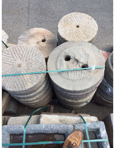 Mó de pedra antiga, tamanhos variados Mó de pedra antiga, tamanhos variados