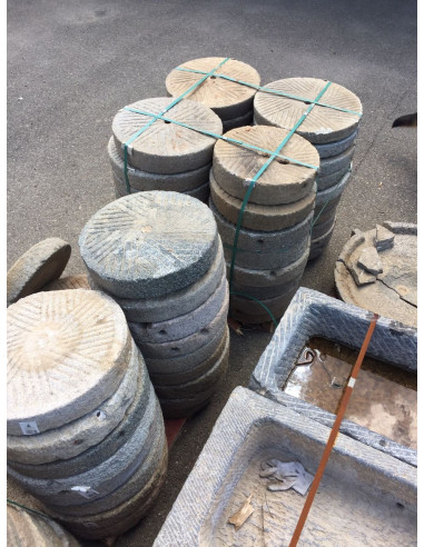 Mó de pedra antiga, tamanhos variados Mó de pedra antiga, tamanhos variados