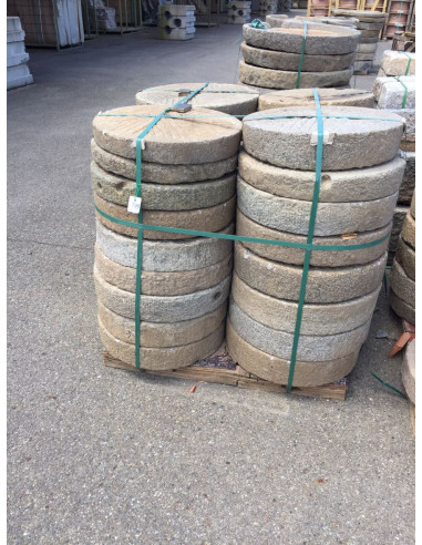 Mó de pedra antiga, tamanhos variados Mó de pedra antiga, tamanhos variados