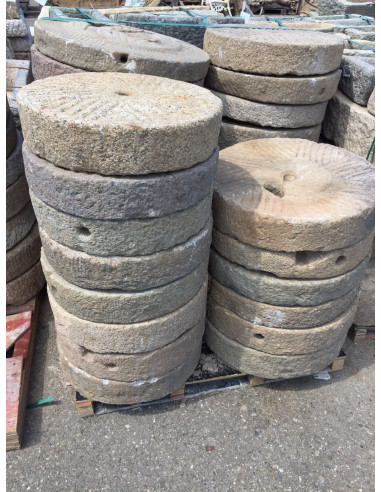 Mó de pedra antiga, tamanhos variados Mó de pedra antiga, tamanhos variados