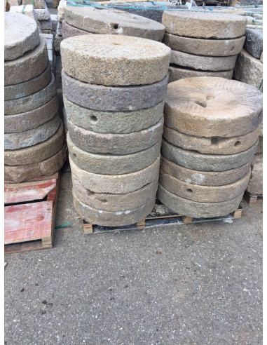 Mó de pedra antiga, tamanhos variados Mó de pedra antiga, tamanhos variados