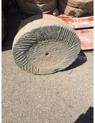 Mó de pedra antiga, tamanhos variados Mó de pedra antiga, tamanhos variados