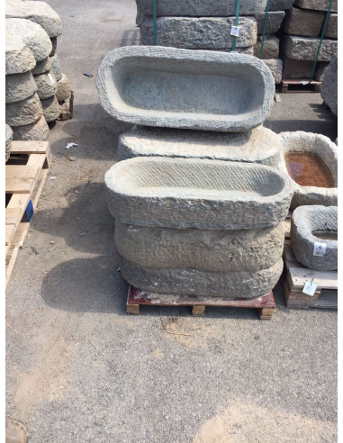 Banheira de pedra antiga, tamanhos variados Banheira de pedra antiga, tamanhos variados