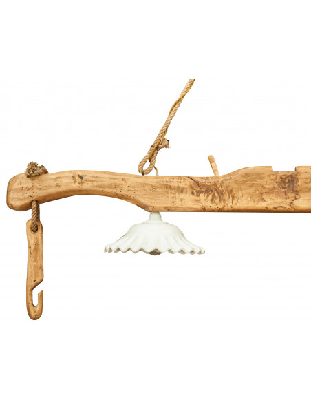 Giogo lampadario in legno massello di tiglio: foto particolare con gancio e paralume  -Biscottini.it