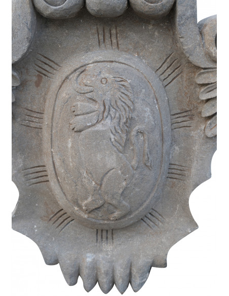 Stemma in pietra: foto veduta particolare centrale con leone - Biscottini.it