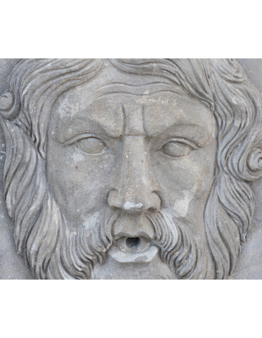 Frontone in pietra: foto particolare centrale con foro per l'acqua - Biscottini.it Frontone in pietra: foto particolare centrale con foro per l'acqua - Biscottini.it