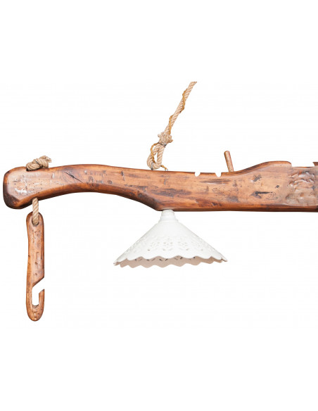 Giogo lampadario in legno massello di tiglio finitura noce: foto particolare con gancio e paralume - Biscottini.it