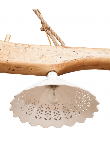 Giogo lampadario in legno massello di tiglio finitura naturale: foto particolare del paralume in ceramica bianca - Biscottini.it