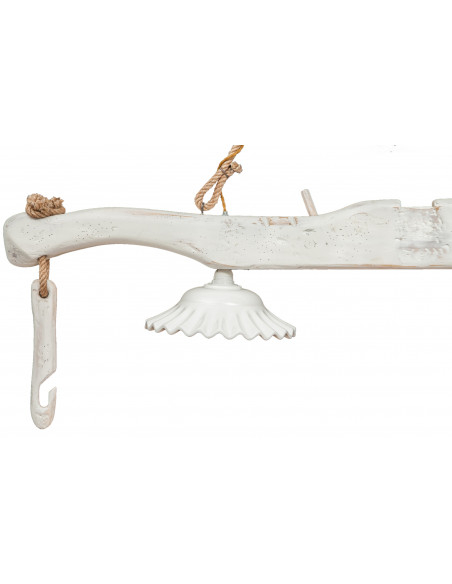 Giogo lampadario in legno massello di tiglio bianca anticata: foto particolare gancio in legno e paralume - Biscottini.it