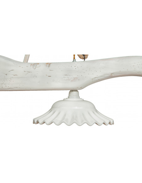 Giogo lampadario in legno massello di tiglio bianca anticata: foto particolare del paralume in ceramica - Biscottini.it