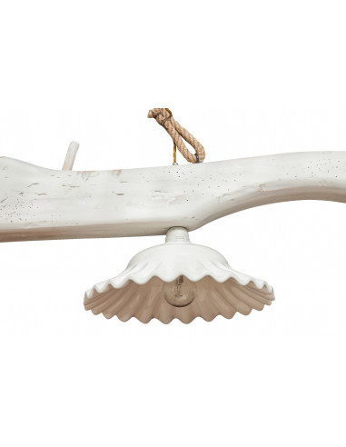 Giogo lampadario in legno massello di tiglio bianca anticata: foto particolare paralume in ceramica smerlata - Biscottini.it Giogo lampadario in legno massello di tiglio bianca anticata: foto particolare paralume in ceramica smerlata - Biscottini.it