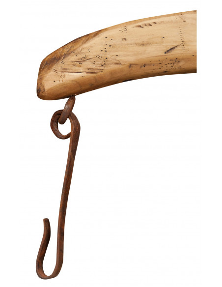 Giogo lampadario in legno massello di tiglio finitura naturale: foto particolare gancio di traino in ferro - Biscottini.it