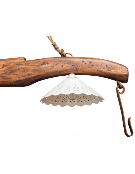 Giogo lampadario in legno massello di tiglio finitura noce: foto particolare gancio di traino e paralume - Biscottini.it