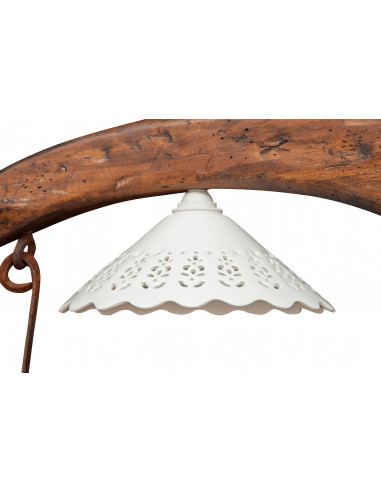 Giogo lampadario in legno massello di tiglio finitura noce: foto paralume in ceramica bianca traforata - Biscottini.it Giogo lampadario in legno massello di tiglio finitura noce: foto paralume in ceramica bianca traforata - Biscottini.it