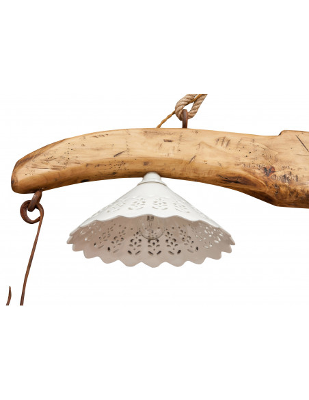 Giogo lampadario in legno massello di tiglio finitura naturale: foto particolare del paralume in ceramica -Biscottini.it