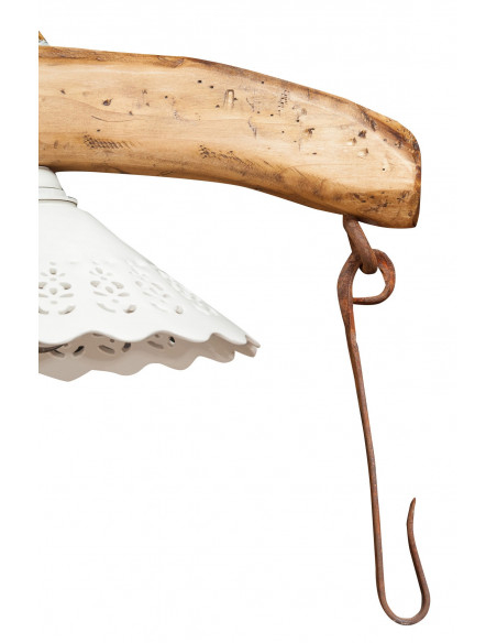 Giogo lampadario in legno massello di tiglio finitura naturale:foto particolare gancio di traino in ferro -Biscottini.it