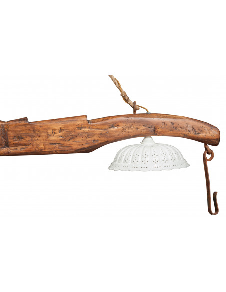 Giogo lampadario in legno massello di tiglio finitura noce: foto particolare dx con paralume e gancio - Biscottini.it