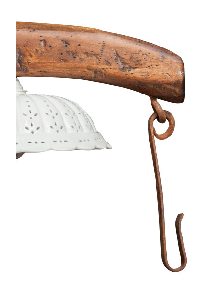Giogo lampadario in legno massello di tiglio finitura noce: foto particolare gancio in ferro - Biscottini.it