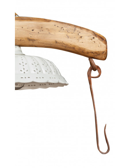 Giogo lampadario in legno massello di tiglio finitura naturale:foto particolare gancio di traino in ferro - BIscottini.it