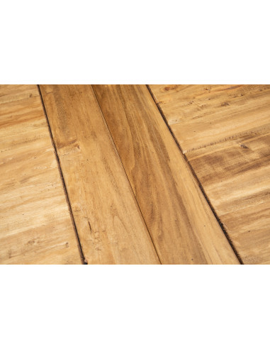 Mesa extensible en madera de tilo maciza Acabado natural hecho en Italia. Detalle del plano alargado. Mesa extensible en madera de tilo maciza Acabado natural hecho en Italia. Detalle del plano alargado.