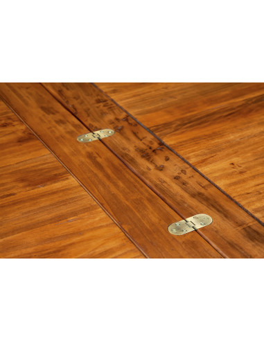 Mesa quadrada com extensões dobráveis em madeira maciça. Feito à mão, feito na Itália. Detalhe do tampo com extensão aberta Mesa quadrada com extensões dobráveis em madeira maciça. Feito à mão, feito na Itália. Detalhe do tampo com extensão aberta
