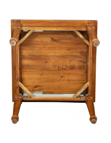 Table carrée avec rallonge en bois massif. Fabriqué à la main, fabriqué en Italie. Détail de la partie basse Table carrée avec rallonge en bois massif. Fabriqué à la main, fabriqué en Italie. Détail de la partie basse