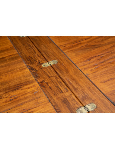 Mesa country extensível quadrada em dois tons feita à mão Made in Italy. Detalhe do tampo com extensão aberta Mesa country extensível quadrada em dois tons feita à mão Made in Italy. Detalhe do tampo com extensão aberta