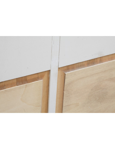 Credenza in legno massello di tiglio finitura bianca anticata:foto particolare del retro - Biscottini.it Credenza in legno massello di tiglio finitura bianca anticata:foto particolare del retro - Biscottini.it