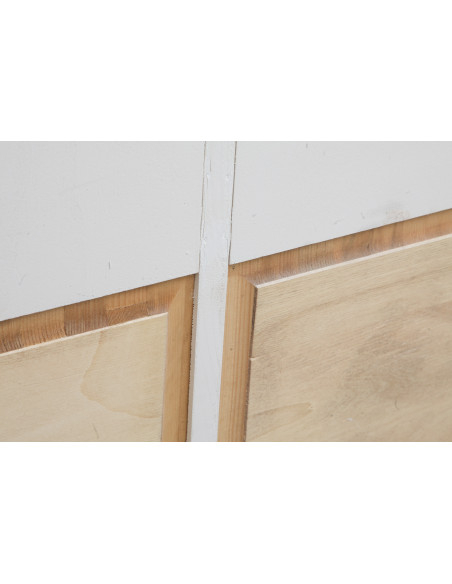 Credenza in legno massello di tiglio finitura bianca anticata:foto particolare del retro - Biscottini.it