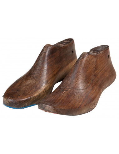 Vecchia forma di scarpa anticata in legno misure e forme assortite Vecchia forma di scarpa anticata in legno misure e forme assortite