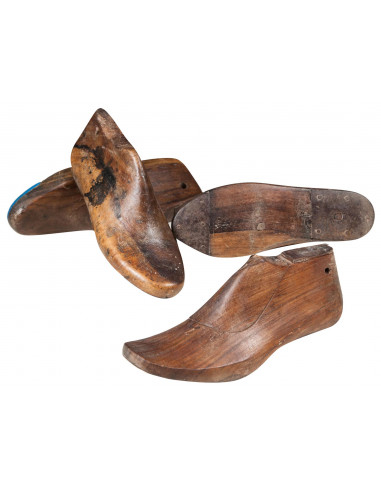 Vecchia forma di scarpa anticata in legno misure e forme assortite Vecchia forma di scarpa anticata in legno misure e forme assortite