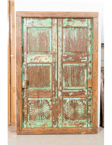 Ventana con marco de madera de teca maciza finamente restaurada